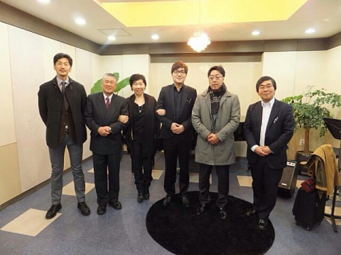 (주)티앤비뮤직의 대표이사이자 미야자와 아티스트인 플루티스트 박태환(우에서 세번째)과 일본 미야자와사의 사장 및 임원진들