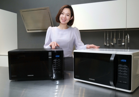 삼성전자 모델이 13일 삼성전자 수원사업장 생활가전동 프리미엄하우스에서 2016년형 삼성 전자레인지 신제품을 소개하고 있다