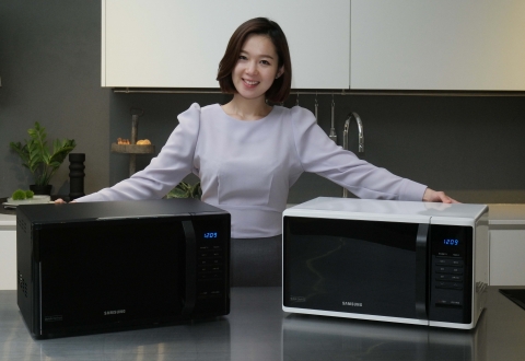 삼성전자 모델이 13일 삼성전자 수원사업장 생활가전동 프리미엄하우스에서 2016년형 삼성 전자레인지 신제품을 소개하고 있다