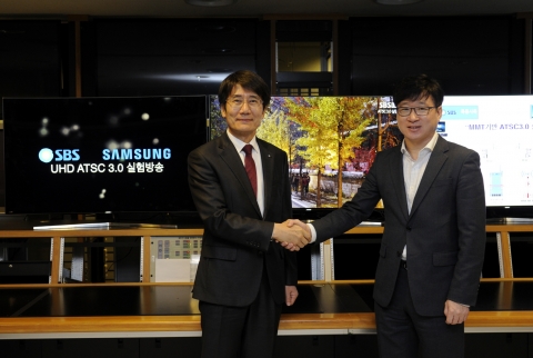 삼성전자 영상디스플레이사업부 유준영 상무(사진 오른쪽)와 SBS 박영수 기술본부장(사진 왼쪽)이 함께 악수를 하고 있다