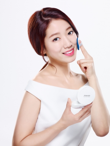 아모레퍼시픽의 토탈 뷰티 솔루션 전문 매장 아리따움이 19일 강남에 위치한 아리따움 플래그쉽 스토어에서 박신혜와 함께하는 마몽드 복숭아꽃 쿠션 팬 사인회를 개최한다