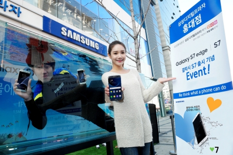 삼성전자 모델들이 삼성 디지털프라자에서 갤럭시S7의 출시 기념 전국 투어 이벤트를 소개하고 있다