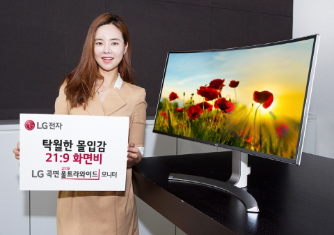 LG전자 모델이  7일 여의도 LG 트윈타워에서 LG 울트라와이드 모니터 신제품을 소개하고 있다