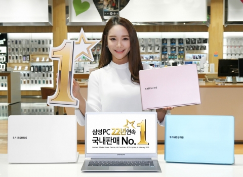 삼성전자 모델이 22년 연속 시장점유율 1위를 기록하며 국내 PC 시장을 선도하는 삼성전자의 2016년형 삼성 노트북 9 메탈을 소개하고 있다