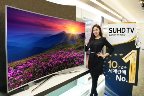 삼성전자 모델이 20일 논현동 삼성 디지털프라자 강남본점에서 10년 연속 세계 TV 판매 1위 달성을 기념해 3월 한 달 동안 실시되는 고객 감사전을 소개하고 있다