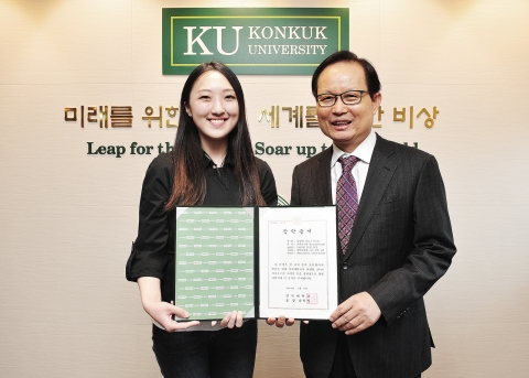 건국대학교가 중앙아시아 카자흐스탄 고려인 후손을 위한 장학생 제도를 신설하고 올 1학기 카자흐스탄 고려인협회와 알마티 한국교육원 등의 추천을 받아 고려인 후손 자녀인 김일랴 씨를 첫 장학생으로 선발, 21일 장학증서를 수여했다