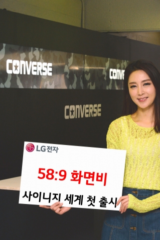 LG전자가 공간 활용이 뛰어난 58:9 화면비의 86형 상업용 디스플레이 울트라 스트레치를 세계 최초로 출시했다
