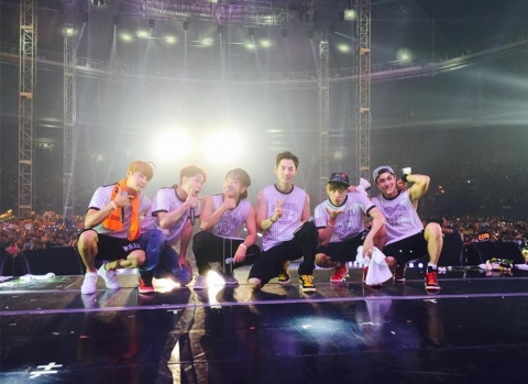 그룹 신화의 팬사이트 히스토리가 스타의 데뷔 18주년을 기념해 국제구호 NGO 월드쉐어에 캄보디아 우물을 기증했다