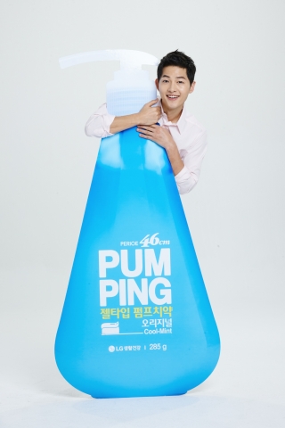 LG생활건강이 오랄케어 브랜드 페리오&죽염의 새 얼굴로 배우 송중기를 발탁했다