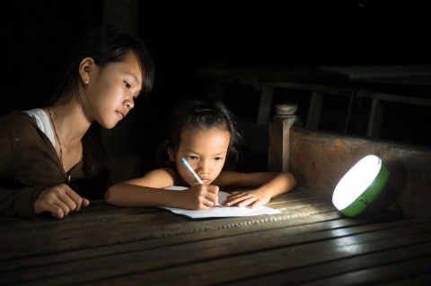 전기가 들어오지 않는 캄보디아 마을의 야간 수업에서 파나소닉의 태양광 랜턴이 사용되고 있다.