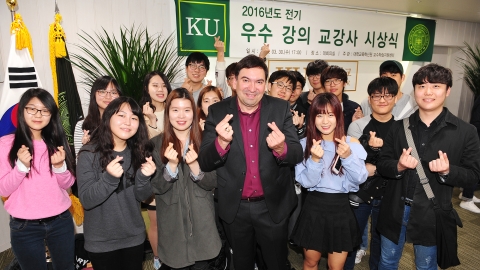 건국대학교가 대학교육 혁신을 위해 학생들의 강의평가 결과를 토대로 2016학년도 1학기 강의평가 우수 교강사를 선정, 시상했다