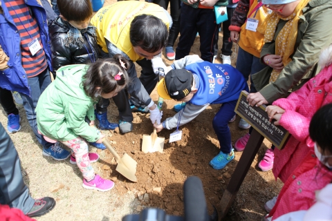 2015년 14회 희망나무심기 행사에 참석한 소아암 어린이의 모습