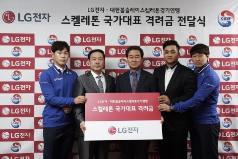 좌측부터 스켈레톤 국가대표 윤성빈 선수, 대한봅슬레이스켈레톤경기연맹 성연택 사무국장, LG전자 한국영업본부장 최상규 사장, 스켈레톤 국가대표팀 이진희 코치, 스켈레톤 국가대표 이한신 선수