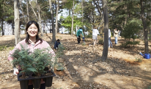 건국대 교수와 학생들이 나무심기 봉사활동을 실시했다