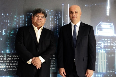 (사진 좌에서 우로) 퍼시픽 콘트롤 시스템즈 회장 겸 CEO 딜립 라훌란, 사메르 아부 엘타이프 마이크로소프트 걸프(Microsoft Gulf) 지역 총괄