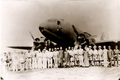 1945년 8월 18일 산둥성 유현비행기장에 불시착한 광복군정진대원들과 환영 중국인사들