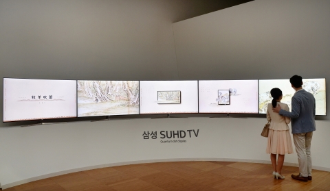 삼성전자 모델들이 아름다운 색감과 종이의 질감까지 생생하게 전달해주는 퀀텀닷 삼성 SUHD TV를 통해 조선후기 최고의 풍속인물화로 선정된 작품들을 감상하고 있다