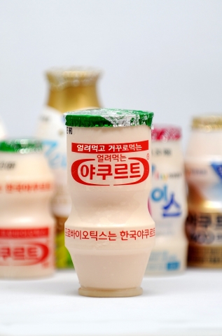 한국야쿠르트가 얼려먹고, 거꾸로 먹을 수 있는 얼려먹는 야쿠르트를 25일 새롭게 출시한다