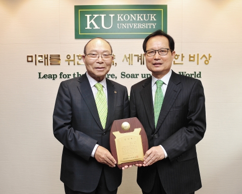 20일 오전 서울 광진구 능동로 건국대 행정관에서 열린 기부식에서 대한노인희 이심 회장(왼쪽)이 송희영 총장에게 장학금을 전달한 뒤 감사패를 들고 기념촬영을 하고 있다