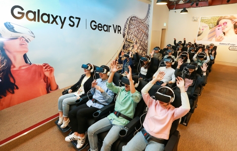 에버랜드에 위치한 기어 VR 어드벤처에서 에버랜드의 대표 놀이기구를 기어 VR과 4D 시뮬레이터로 체험하는 모습이다