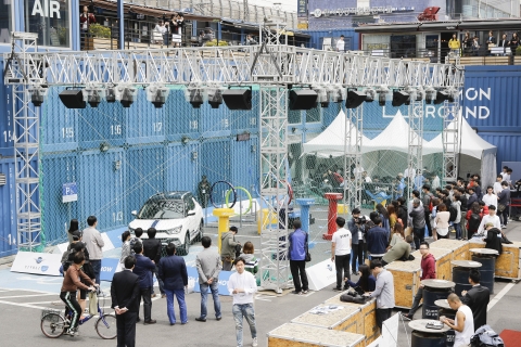참가자들이 메인이벤트인 장애물 통과 콘테스트 드론 챌린지에 출전하여 실력을 겨루고 있다