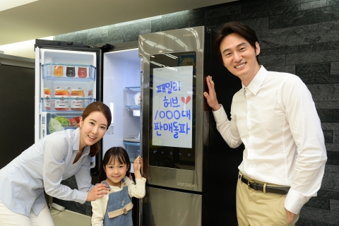 삼성전자 모델들이 25일 염창동 삼성 디지털프라자 강서본점에서 국내 출시 20일만에 1000대 판매를 돌파한 삼성 ‘패밀리 허브’를 소개하고 있다