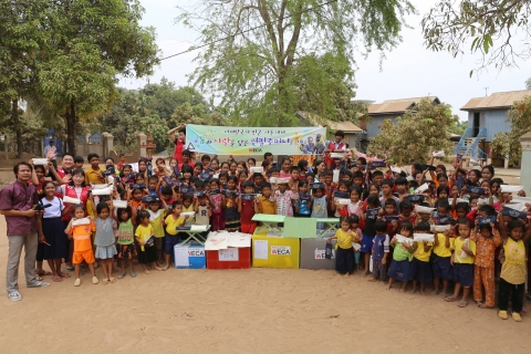 대원국제중 학생들이 직접 만든 연필주머니에 연필 등 학용품을 담아 캄보디아 빈곤지역 아동들에게 전달하는 모습이다