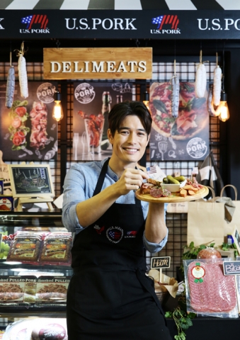 리키김이 2016 서울국제식품산업대전 미국육류수출협회 부스에서 다양한 미국산 돼지고기 가공품을 선보이고 있다