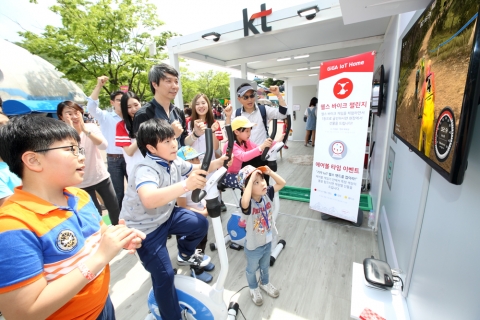 15일 경기도 과천 서울랜드에 마련된 ‘GiGA IoT Home’ 팝업스토어에서 고객들이 KT의 홈 IoT 서비스를 체험하고 있는 모습