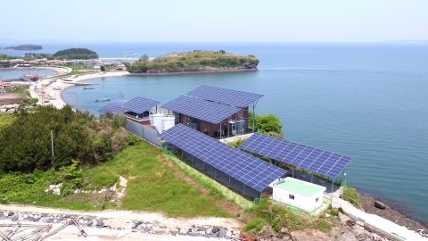 한화그룹과 충청남도, 충남창조경제혁신센터가 힘을 합해 충청남도 홍성군 죽도를 친환경 에너지 자립섬으로 탈바꿈시켰다