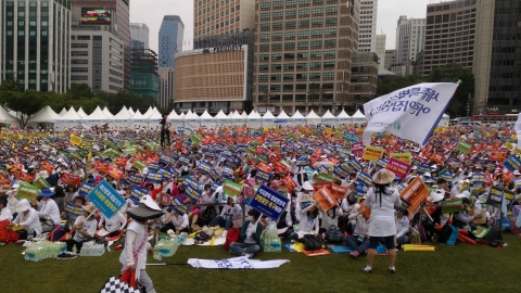 보육교직원 1만 5천 여 명이 참석한 가운데 서울광장에서 맞춤형보육 제도개선 및 시행연기 결의대회를 개최하였다