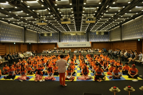 서울 중구 순화동 대한상공회의소 국제회의장에서 열린 ING 법률왕을 찾아라, 도전 골든벨 이벤트에서 참가자들이 문제를 풀고 있다