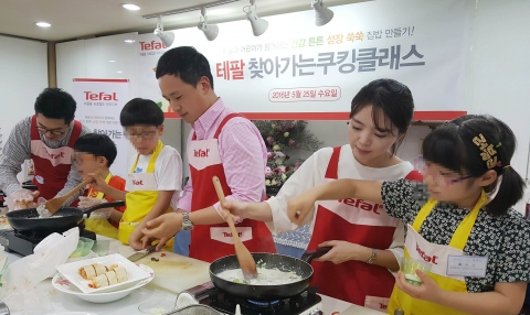 지난 25일, 테팔 찾아가는 쿠킹클래스 현장에서 테팔 임직원들과 보육시설 어린이들이 함께 건강한 집밥을 만들고 있다