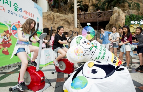 롯데월드 어드벤처가 환경의 날을 앞두고 한국에너지공단과 함께 온실가스 감축 문화 홍보 캠페인을 개최했다