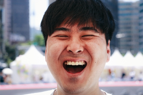 서울 시민들의 웃음을 담은 웃음사진전이 13일 월요일부터 19일 일요일까지 7일간 서울시의회 1층 로비 갤러리에서 열린다