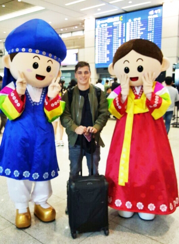 지난 9일 인천국제공항을 통해 입국한 아티스트 마틴 게릭스를 환대하는 한국관광공사 이벤트