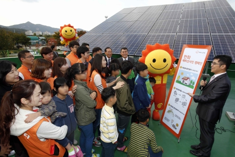 2015년 10월 대전 유성구 아동생활시설 천양원에서 태양광 발전설비를 설치한 후 한화임직원 및 시설관계자들에게 태양광 발전의 원리와 작동법 등에 대해 설명하고 있다