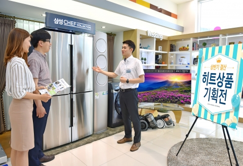 삼성전자 모델들이 14일 논현동 삼성 디지털프라자 강남본점에서 6월 한 달 동안 진행되는 2016년 상반기 결산 히트상품 기획전을 소개하고 있다