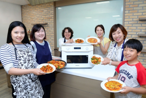 삼성전자가 7월 말까지 홈플러스와 연계해 삼성 직화오븐으로 간편하면서도 맛있는 요리를 완성하는 쿠킹 클래스를 진행한다