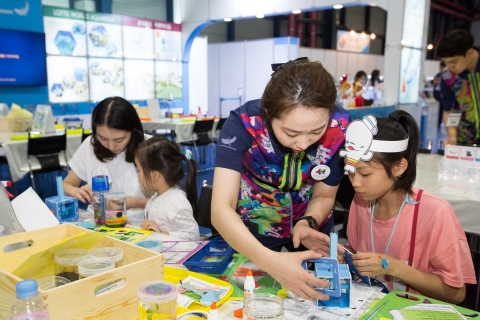 롯데월드 아쿠아리움이 관상어 산업 저변 확대에 발벗고 나선다