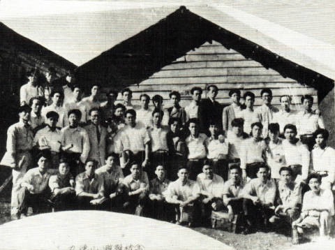 6·25전란 1951년 부산 피난 시기, 구덕산 기슭에 자리잡은 판자 가교사와 당시 재학생들