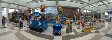 뽀로로와 타요로 유명한 아이코닉스의 아동복 브랜드 ‘타요더리틀버스’가 23일 신세계 김해점에 매장을 오픈했다