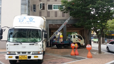 금호익스프레스가 스마트폰을 활용한 차별화 된 이사 서비스를 선보였다