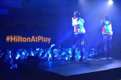 테간 앤 사라가 2016 힐튼 콘서트 시리즈의 일환으로 토론토에서 힐튼 H아너스 회원과 팬들을 위한 공연을 펼쳤다. 올해 힐튼과 함께 신나게 즐기기 위한 자세한 정보는 HHonors.com 참조.