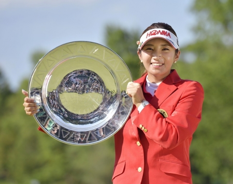 건국대 골프부 이보미가 일본여자프로골프투어 시즌 2승과 함께 11개 대회 연속 톱5에 드는 신기록을 세웠다