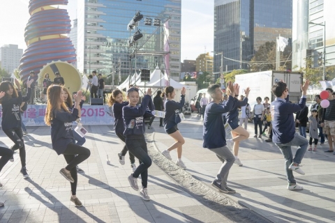 서울문화재단이 서울거리예술축제2016을 함께 만들어갈 자원활동가를 모집한다
