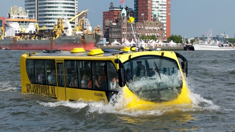 네덜란드 현지에서 운행 중인 수륙양용버스