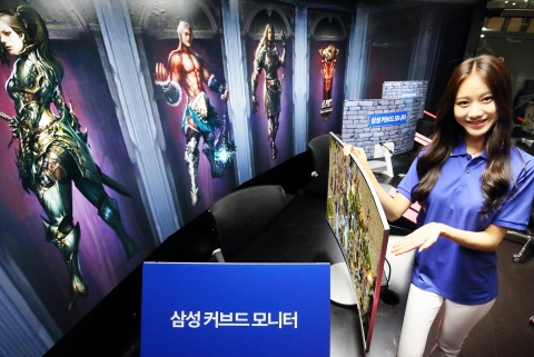 대회 시작 전 삼성전자 모델이 리니지 대회에서 사용된 삼성 커브드 모니터를 소개하고 있다