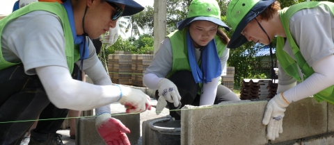 건국대 학생 봉사단체인 성신의 해외 봉사단이 여름방학을 맞아 태국 크라비 지역에서 현지 주민들을 위한 사랑의 집짓기 해외봉사 활동을 펼쳤다
