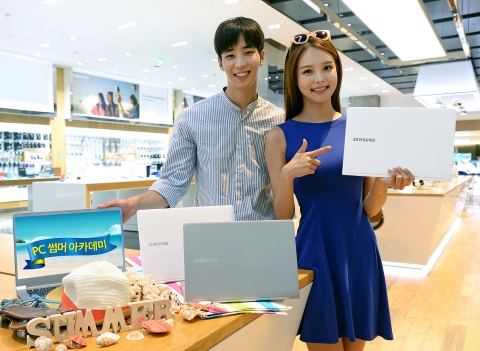 삼성전자 모델이 노트북 9 메탈 제품과 함께 PC 썸머 아카데미 행사를 소개하고 있다